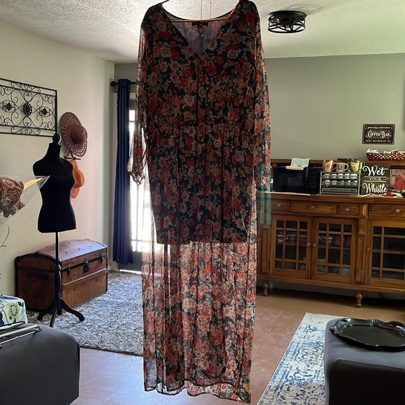 New Look Long Sleeve Floral Maxi Dress w/ Front Slits | Size 1X - Picture 7 of 7